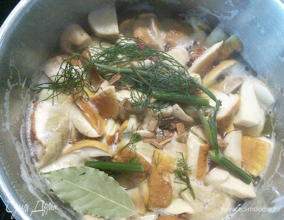 Положить пряности и варить в течении 10 мин. помешивая, чтобы грибы не подгорали и равномерно проварились. 
