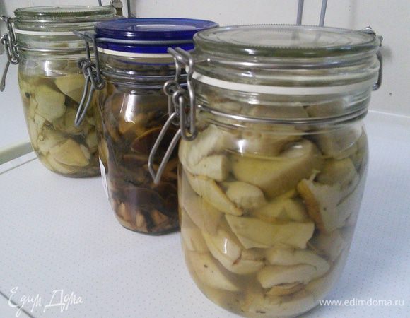 Тем временем простерилизуйте банки, я заливаю банки крутым кипятком и оставляю их прогревать в течении 5-8-10 мин., сливаю воду и заполняю банки горячими грибами, сразу закупориваю. Грибочки готовы. 