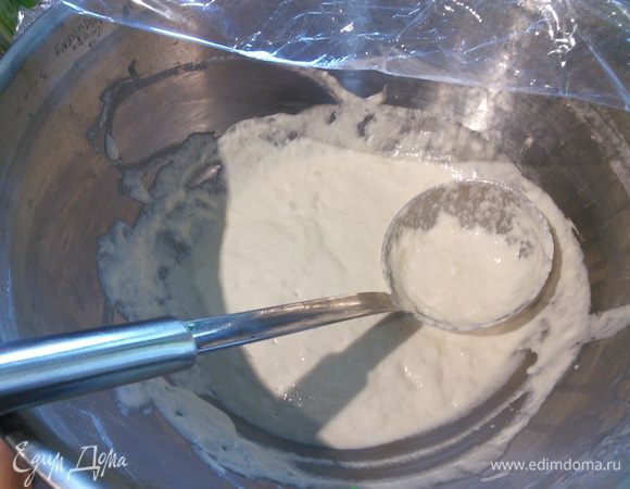 Муку просеять, смешать с дрожжами, сахаром. Воду смешать с молоком (Елена советует брать молоко обезжиренное), подогреть и смешать с мучной смесью, чтобы не было комков. Муки может понадобиться больше, тесто должно быть консистенции сметаны. Поставить тесто на 2 часа под плёнкой в тёплое место на расстойку. Затем добавить гашеную соком лимона соду и соль,  вымешать. 