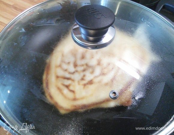 Выпекать на сковороде под крышкой на среднем огне в течении 10 мин. с обоих сторон. 