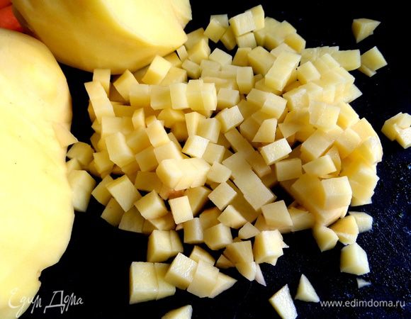 Пока нарежем картофель кубиками.