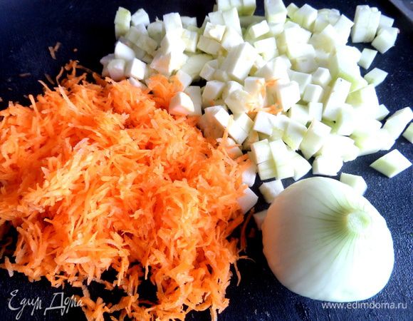 Мелко натереть морковь,кабачок,лук измельчить.