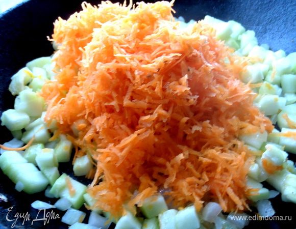 Слегка обжарить на растительном масле.