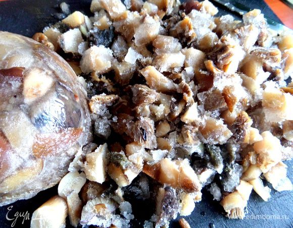 Грибы по желанию можно нарезать помельче или отправить в суп крупными кусочками.