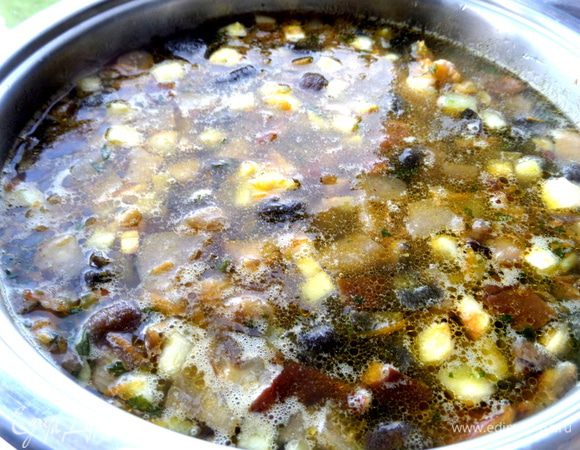 Провариваем картофель с грибами,ячкой и приправами,потом добавляем зажарку.