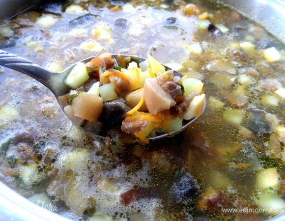 Всего варим полчаса суп,выключаем и даём постоять под крышкой.