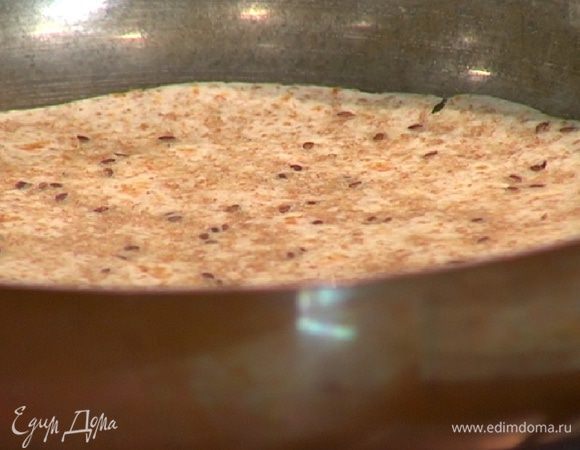 Тортильи прогреть на сухой сковороде.