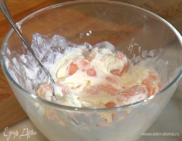 Креветки вынуть из рассола и перемешать со сливочным и козьим сыром.