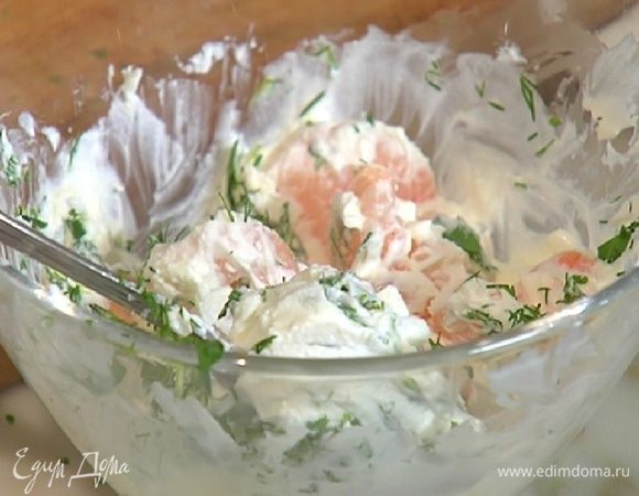 Укроп и тархун мелко порубить, добавить к креветкам с сыром, все перемешать.