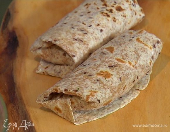 На край каждой теплой лепешки выложить начинку и свернуть конвертиком.