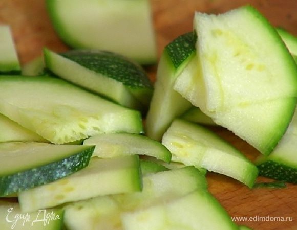 Огурец и цукини порезать тонкими ломтиками и выложить в глубокую посуду.