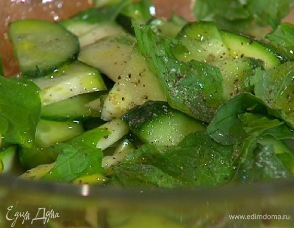 Добавить к нарезанным овощам листья мяты, посолить, поперчить, полить лимонным соком и оливковым маслом и все перемешать.