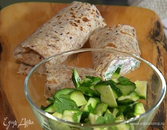 Подавать тортильи с зеленым салатом.