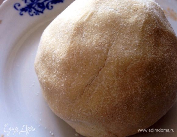 Влить ледяную воду и быстро скатать тесто в шар. Отправить на 30 минут в холодильник.