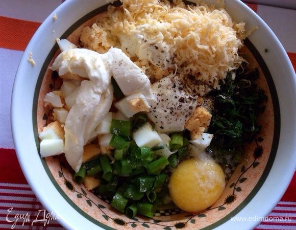 Вареные яйца (4 шт.) порезать кубиками, смешать с нарезанным зеленым луком, зеленью, тертым сыром (любой твердый) и крем-сыром (у меня этот: http://www.edimdoma.ru/retsepty/57445-krem-syr-v-domashnih-usloviyah). Вбить яйцо (1шт.), посолить и поперчить. Все хорошо перемешать!