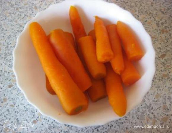 Морковь отварить или запечь в духовке, очистить и пюрировать.
Остудить. Нам нужен один стакан морковного пюре ( стакан - 250 мл).
