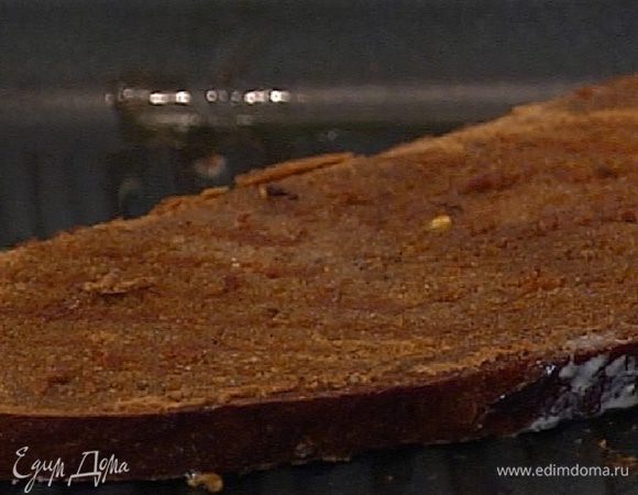 Разогреть в сковороде-гриль сливочное и оливковое масло и обжарить хлеб с двух сторон.