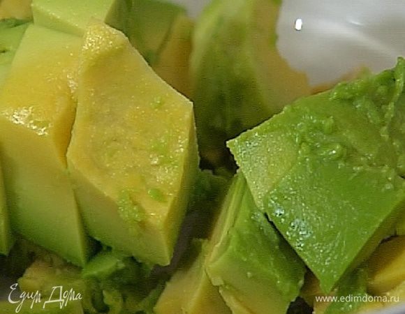 Авокадо почистить и, удалив косточку, нарезать мякоть небольшими кубиками.