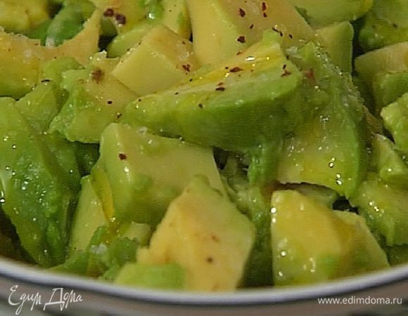 Авокадо выложить в небольшую миску, полить соком лайма, посолить, поперчить, сбрызнуть оливковым маслом Extra Virgin и перемешать.