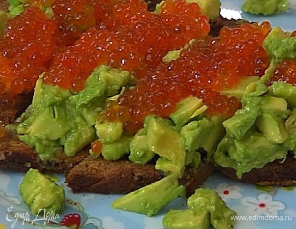 На хлеб поместить авокадо, сверху выложить икру и нарезать бутерброд на небольшие порционные кусочки.
