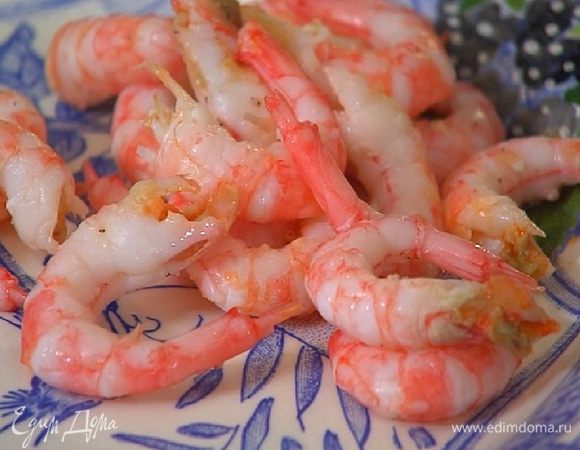 Креветки почистить (панцири, головы и хвостики не выбрасывать!).