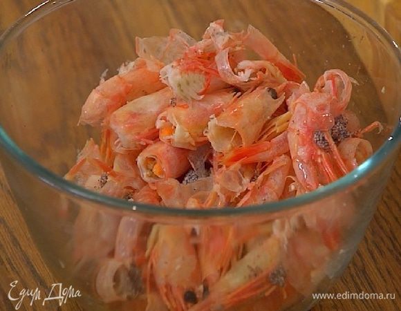 В небольшой кастрюле растопить сливочное масло и выложить панцири, головы и хвостики креветок.