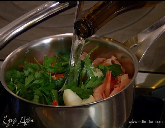 К панцирям креветок добавить морковь, лук, веточки петрушки, можжевельник, перец горошком, лимон, влить вино, все перемешать и довести до кипения.