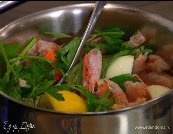 Дать алкоголю немного выпариться, влить 200–300 мл кипящей воды и варить бульон 10–15 минут.