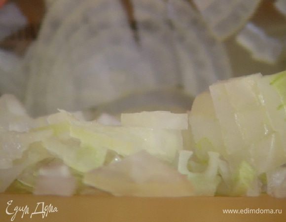 Вторую луковицу почистить и порубить очень мелко.