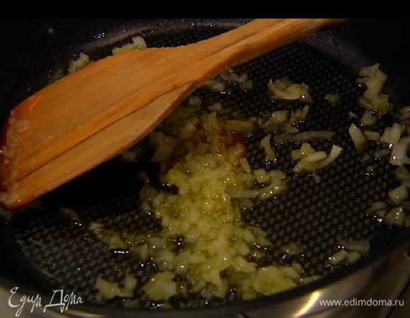 В тяжелой глубокой сковороде разогреть оливковое масло и обжарить лук до прозрачности.