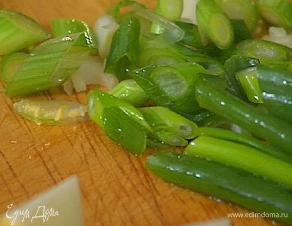 Зеленый лук порезать наискосок.