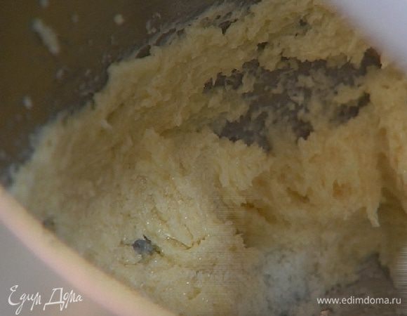 Приготовить тесто: взбить в комбайне 100 г сливочного масла и 3/4 стакана сахара. 