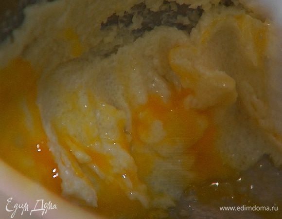 Не прекращая взбивать, добавить соль, 1 яйцо, 1 ст. ложку муки.