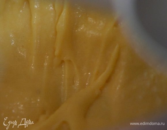 Когда масса станет однородной, добавить оставшиеся яйца, чередуя их с небольшими порциями муки (1/2 стакана муки пока оставить!), всыпать разрыхлитель. 