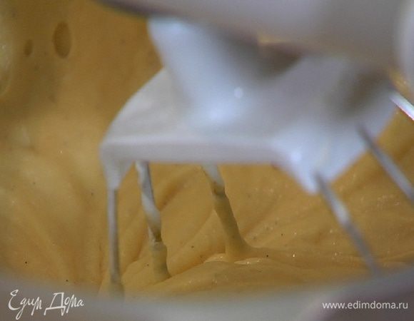 Не выключая комбайна, добавить простоквашу, ванильный экстракт и оставшуюся муку и вымешать тесто еще немного.