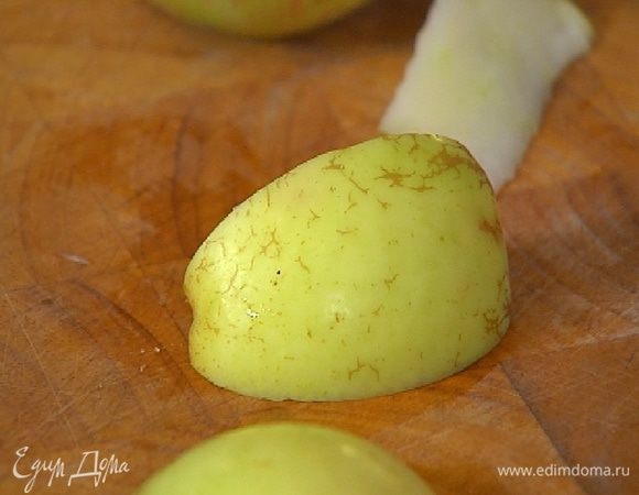 Яблоки, удалив сердцевину, разрезать на 4 части.