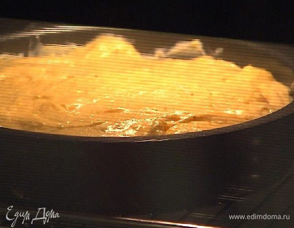 Выпекать пирог в разогретой духовке 30 минут.