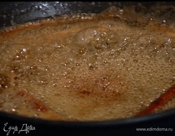 Приготовить сироп: сахар всыпать в сковороду, влить чуть меньше половины стакана горячей воды, коньяк, добавить мед, корицу и сварить на медленном огне густой сироп. Корицу вынуть.