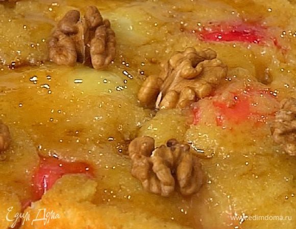 Готовый пирог перевернуть, полить сиропом и украсить половинками грецких орехов.