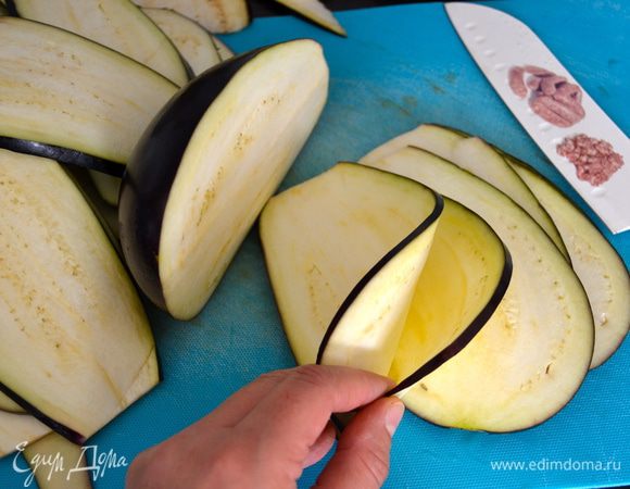 Баклажаны вымыть и нарезать вдоль потоньше, примерно 3-4 мм. Можно слегка сбрызнуть оливковым маслом и посолить...