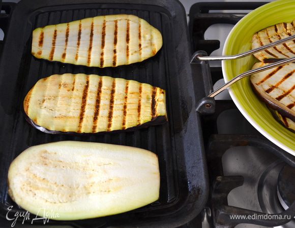 Обжарить на сковороде гриль по 2-3 минуты с каждой стороны. Отложить в сторону! Возможно, вам не понадобятся ВСЕ баклажаны...