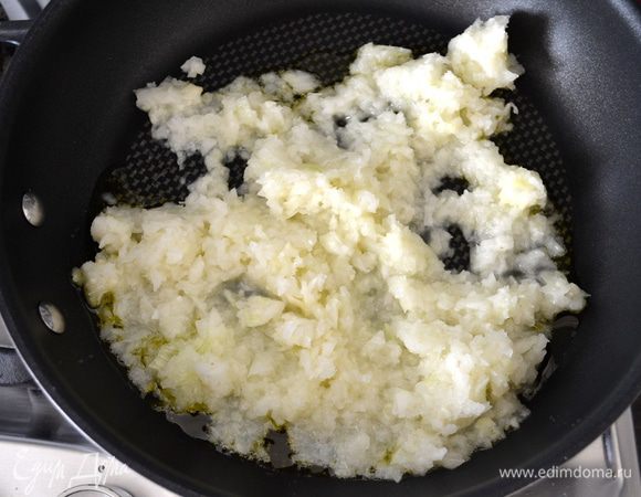 Приготовить мясной соус. Мясо курицы и индейки пропустить через мясорубку. Также измельчить крупную (!) луковицу и чеснок (я порубила в блендере). Большую сковороду разогреть и выложить измельченные лук и чеснок, добавить совсем немного овощного бульона (или воду) и потушить пару минут до посветления лука.