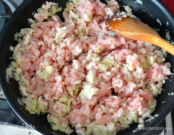 Добавить в сковороду фарш. Как следует размешать. И обжаривать все вместе еще 5 минут.