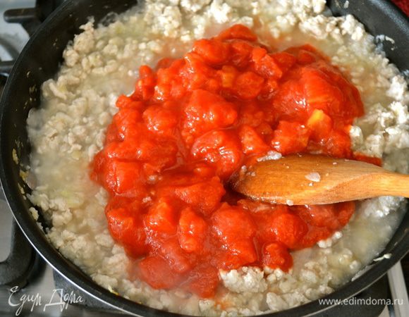 Положить помидоры кусочками.