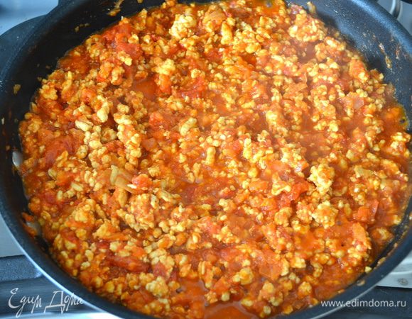 Посолить, добавить специи (все по вкусу) и тушить на медленном огне около 25 минут.