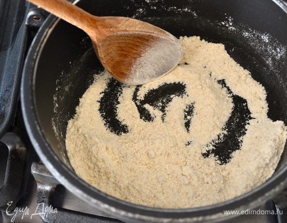 Тем временем приготовить соус бешамель. ТАКИМ образом я готовила соус впервые! Понравился! Думаю, что и в будущем буду использовать этот рецепт... ))) Итак, в небольшую кастрюльку положить цельнозерновую муку и, не добавляя жиров (!), постоянно помешивая, обжарить на огне около 1-2 минут.