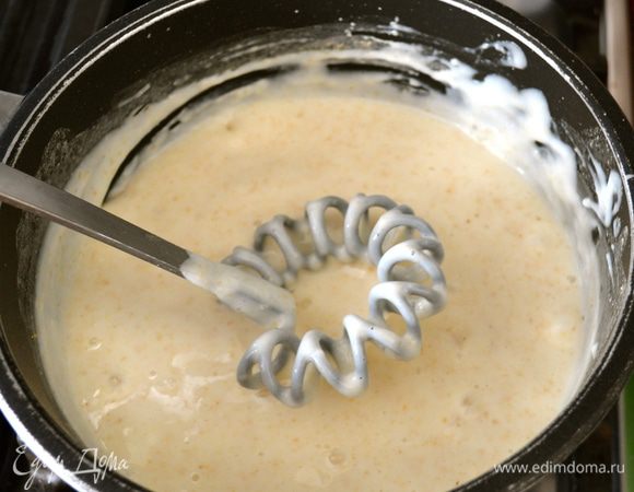 Затем влить холодное молоко - ВСЕ СРАЗУ! И интенсивно размешать венчиком. Далее варить, постоянно помешивая, пока соус не приобретет приятную густую консистенцию (минут 6-7). Посолить по вкусу. (к моему удивлению уже сам по себе соус получился вкусным)