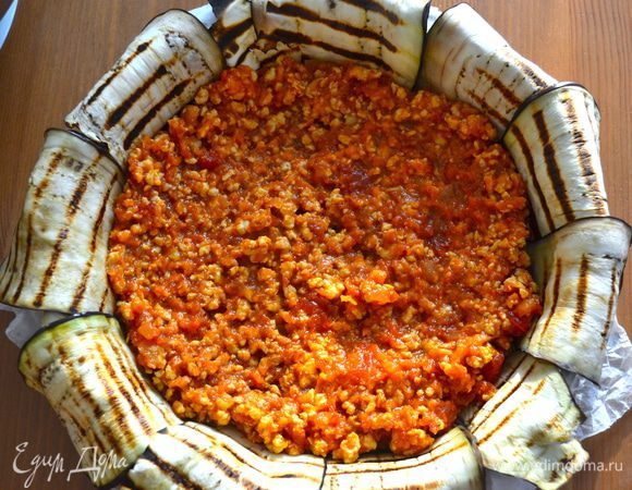 Затем выложить половину фарша.