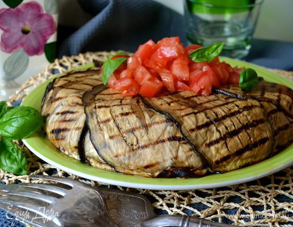 Через 40 минут достать мусаку из духовки и дать постоять в форме 20 минут. Затем осторожно переложить на сервировочное блюдо, сверху выложить нарезанные помидоры и украсить маленькими листиками базилика! )))