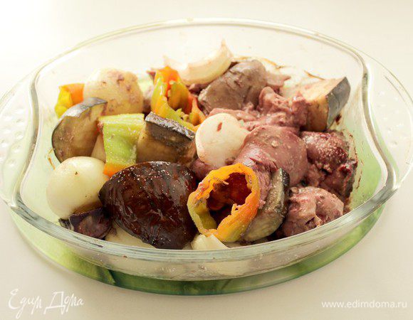 Запекать при 220°C 15 минут. Затем продукты поперчить, перемешать и поставить ещё на 15 минут. Овощи должны быть мягкими, а печень пропечься, если не хватит времени потушите еще немного. Вынуть. Остудить.